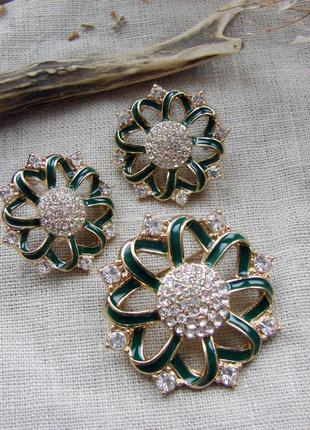 Золотисто-зелений комплект прикрас брошка і сережки зі стразами у вигляді квітів.1 фото