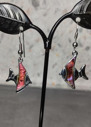 Высшие серьги-рыбки серебристого цвета с разноцветной голографической эмалью2 фото