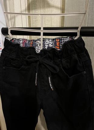 Черные школьные джинсы на резинке5 фото