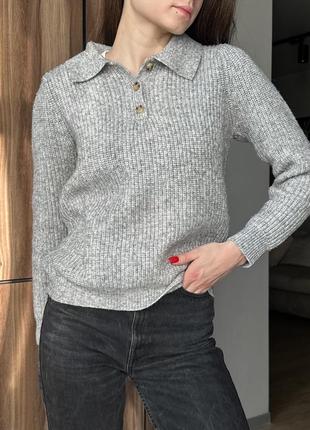 Базовий светр із коміром