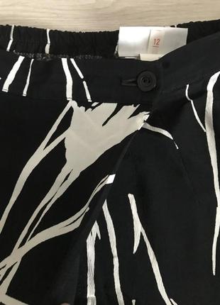 Принтованная юбка со сборкой и разрезом2 фото