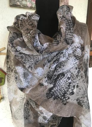 Шарф палантин,подарувала