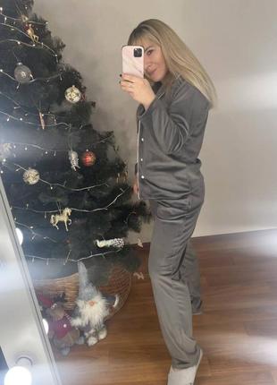 Женская мягкая теплая велюровая пижама: кофта на пуговицах и брюки4 фото