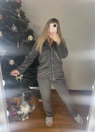Женская мягкая теплая велюровая пижама: кофта на пуговицах и брюки2 фото