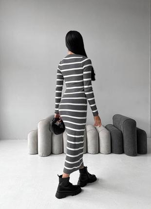 Стильное удлиненное платье в полоску3 фото