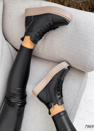 Натуральные кожаные демисезонные черные высокие кеды - спортивные ботинки на бежевой подошве1 фото