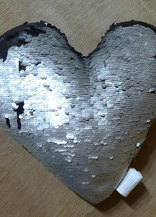Подушка  в форме сердца 30x35 см антистресс с пайетками черная /серебряная2 фото