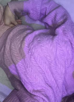 Свитер с вырезом