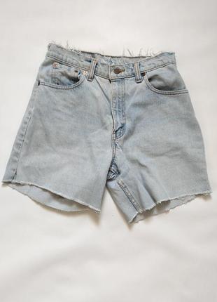 Светлые джинсовые короткие шорты levis
