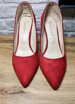 Женские замшевые красные туфли лодочки на каблуках на каблуке2 фото