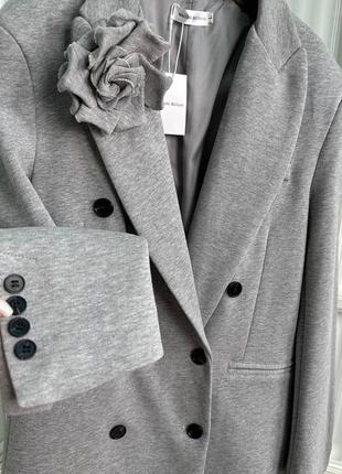 Костюм брючный классика деловой в стиле magda butrym серый жакет с цветком брюки палаццо10 фото