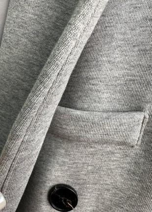 Костюм брючный классика деловой в стиле magda butrym серый жакет с цветком брюки палаццо9 фото