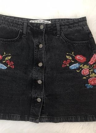 Модна спідниця з вишивкою denimco