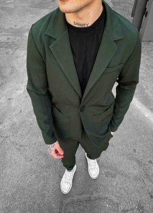 Классический темно-зеленый мужской костюм