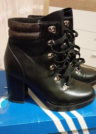 Ботильони чорні з вставкою