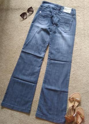 Крутые джинсы клеш от бедра низкая посадка4 фото