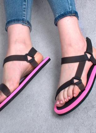 Стильные черные с розовым босоножки сандалии на плоской подошве низкий ход