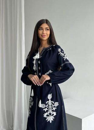 Женское длинное платье с орнаментом