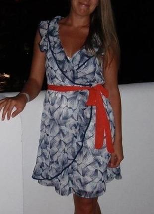 Очаровательное шифоновое платье с ярким поясом1 фото