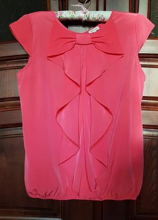 Яскрава блуза з декором