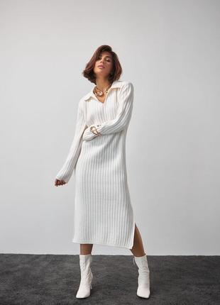 Повседневное молочное вязаное женское платье ниже колен с разрезами по бокам 42-483 фото