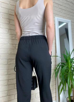 Чёрные легкие брюки штаны с карманами на резинке5 фото