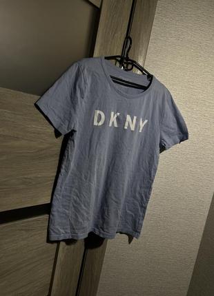 Хлопковая футболка dkny