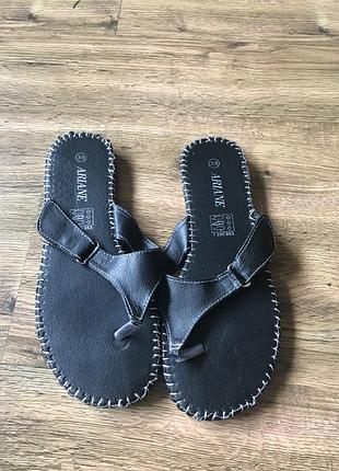 Чёрные шлепки