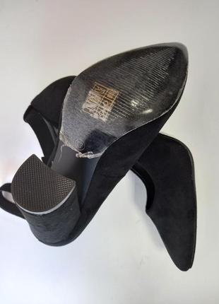 Черные классические замшевые туфли лодочки  на устойчивом высоком  каблук 10 см с ремешком праздничные7 фото