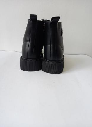 Зимние женские черные ботинки на платформе  на шнуровке  . черные зимние женские ботинки4 фото