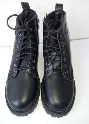 Зимние женские черные ботинки на платформе  на шнуровке  . черные зимние женские ботинки5 фото