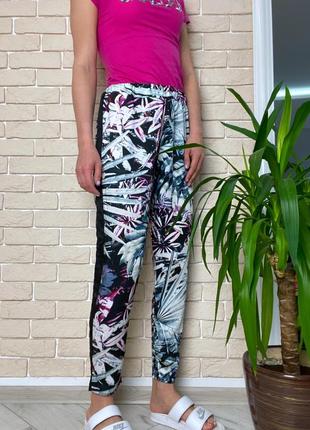 Легкі яскраві кольорові штани з лампасами на гумці