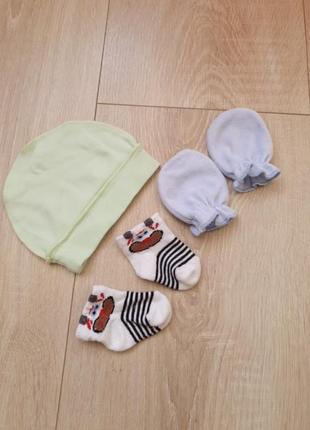Набір шапочка, царапки, шкарпетки.