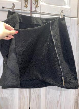 Черная юбка с цветочным орнаментом kira plastina4 фото