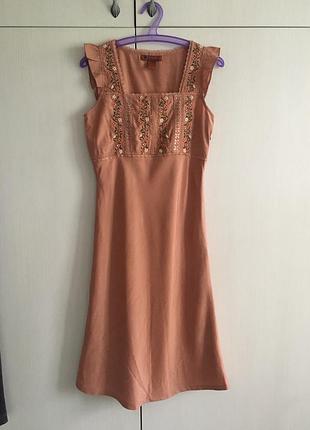 Нежное шёлковое платье с вышивкой .