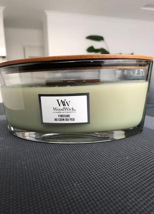 Woodwick fireplace fireside aроматична свічка з дерев'яним гнітом (hearthwick)  з ароматом копченого дерева та яблучної шкірки , 453g