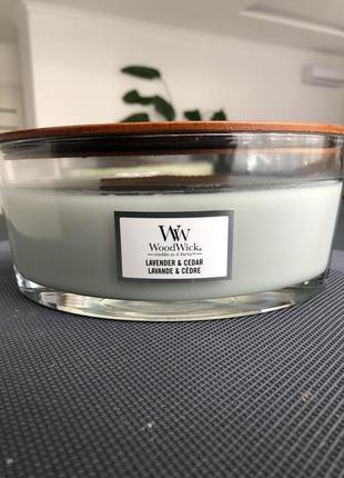 Woodwick lavender & cedar aроматична свічка з дерев'яним гнітом  з ароматом лаванди та кипариса(hearthwick), 453g