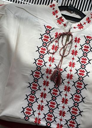 Мужская вышиванка с длинным рукавом бежевого цвета с красной вышивкой4 фото
