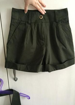 Костюм жилетка и шорты темно-зеленого цвета3 фото