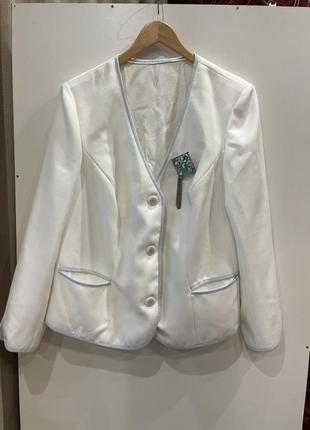 Укороченный пиджак/жакет с брошью1 фото