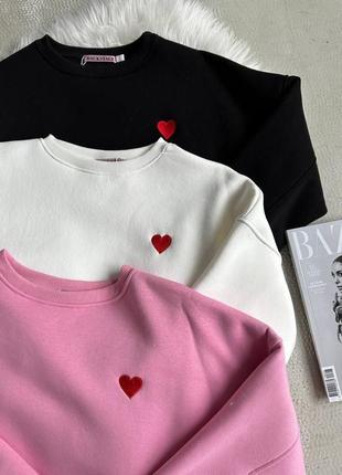 Нежный свитшот с сердечком на флисе