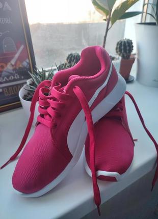 Малиновые кроссовки puma