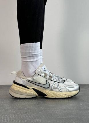 Шикарные женские кроссовки nike runtekk v2k grey бежевые с серебристым