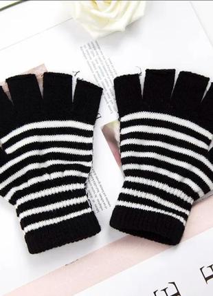 Перчатки рукавички митенки бело чёрные полоска открытые пальцы1 фото