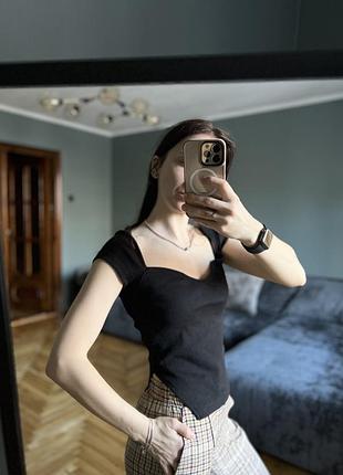 Черная футболка в рубчик с вырезом7 фото