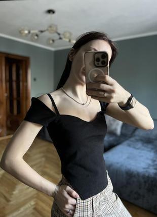 Черная футболка в рубчик с вырезом3 фото