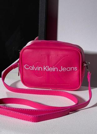 Розовая женская сумка calvin klein small crossbody