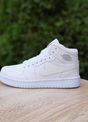 Женские кроссовки nike air jordan 1 mid високі білі