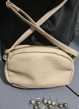 Маленька сумочка з довгим ремнем.3 фото