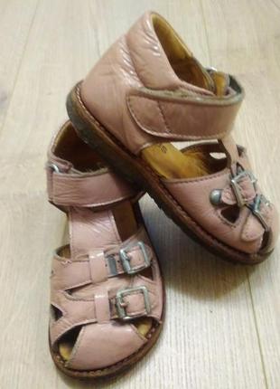 Дитячі шкіряні босоніжки з закритими пальчиками/ кожаные босоножки